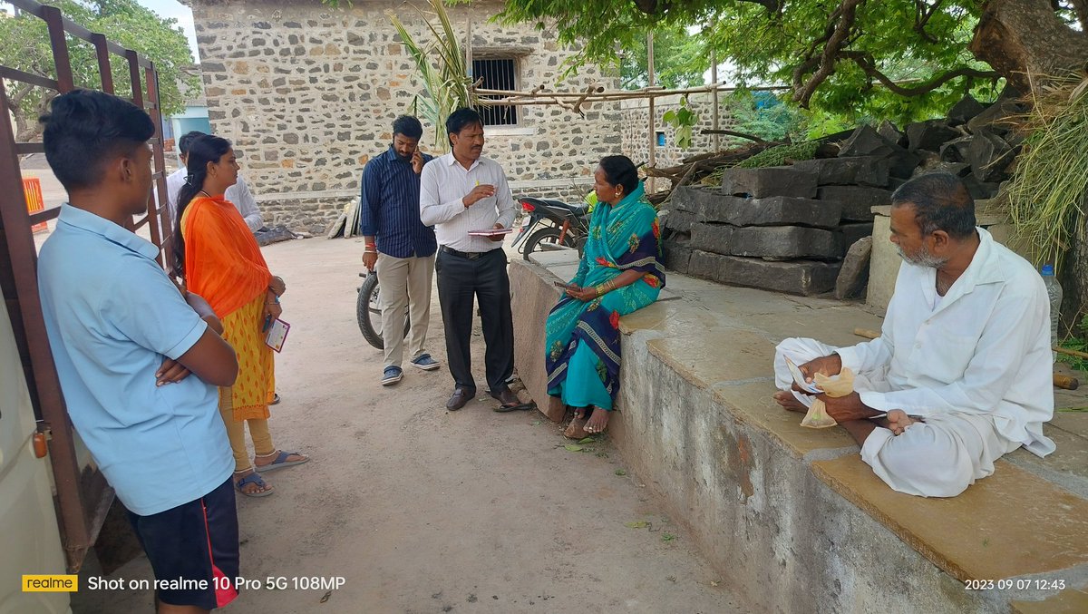 TPVIJAYPUR's tweet photo. ವಿಜಯಪುರ  ತಾಲೂಕಿನ ಹೊನ್ನುಟಿಗಿ  ಗ್ರಾಮ ಪಂಚಾಯತಿ ವ್ಯಾಪ್ತಿಯಲ್ಲಿಮನೆ ಮನೆಗಳಿಗೆ ಭೇಟಿ ನೀಡಿ ಕರಪತ್ರಗಳನ್ನು ನೀಡುವ ಮೂಲಕ ರೋಜಗಾರ್ ದಿನವನ್ನು ಆಚರಣೆ ಮಾಡಿ,ನರೇಗಾ   ಯೋಜನೆಯಡಿ ದೊರೆಯುವ ಸೌಲಭ್ಯ ��ಾಗೂ ವೈಯಕ್ತಿಕ ಕಾಮಗಾರಿಗಳ ಕುರಿತು.ಸಾರ್ವಜನಿಕರಿಗೆ ಮಾಹಿತಿ ನೀಡಲಾಯಿತು.ಹೆಚ್ಚಿನ ಮಾಹಿತಿಗಾಗಿ ತಿಳಿಸಲಾಯಿತು. https://t.co/5zLx1r9YNn