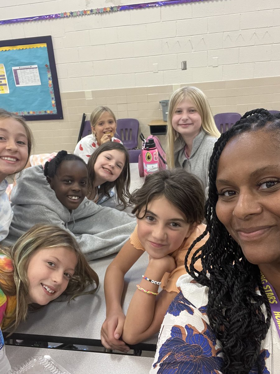 KhristaBrownlee's tweet photo. My lunch crew for today! This is where you find out ALL the things! #relationshipsmatter #lunchbunch #ShiningStars #WMES https://t.co/T4UhI1PI19