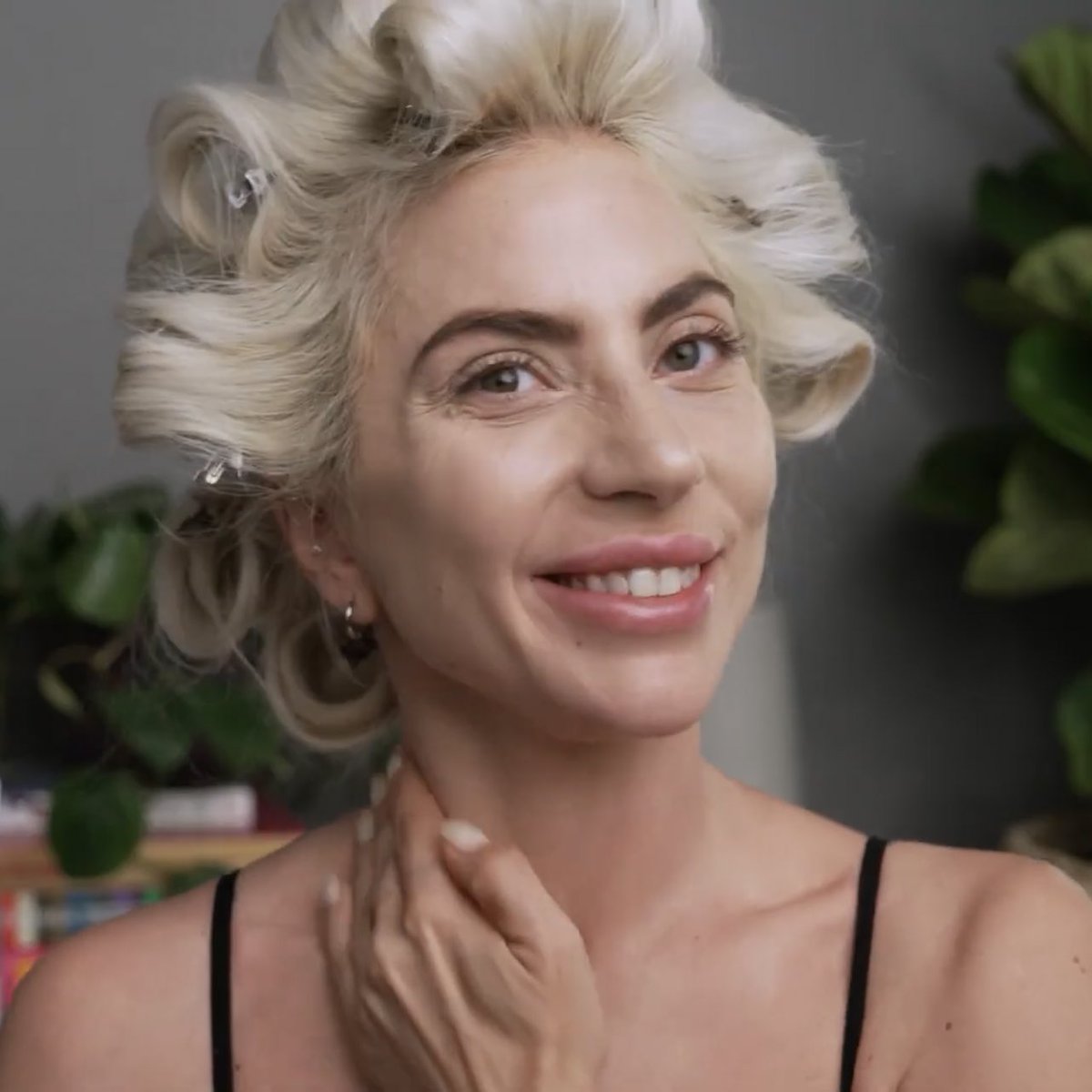 LGTHELOML's tweet photo. gaga’s natural beauty is unreal https://t.co/EoDACxH65w