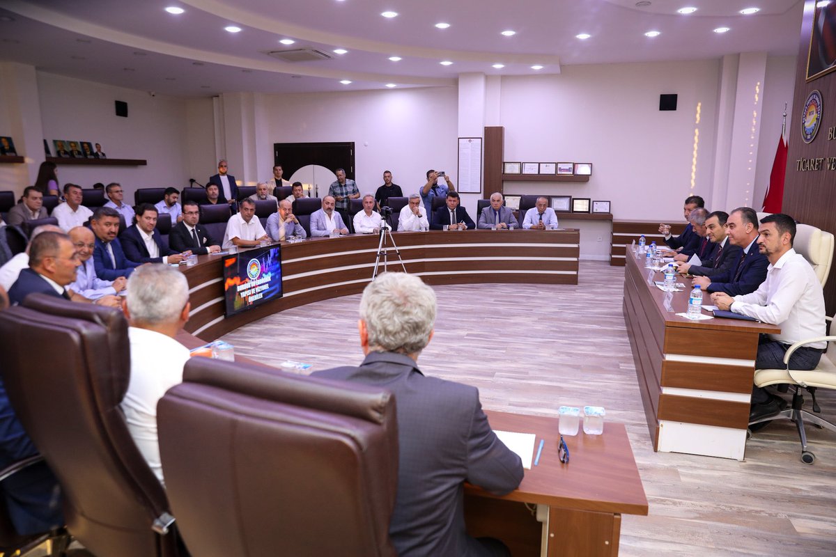 Burdurvalilik's tweet photo. Valimiz Sn. @valiturkeroksuz, Burdur Ticaret ve Sanayi Odası tarafından düzenlenen “Burdur’un Ekonomik Yapısı ve Vizyonel Öneriler” adlı toplantıya katılarak ilimizin iş insanları ile bir araya geldi. https://t.co/SPVFNLXu1t