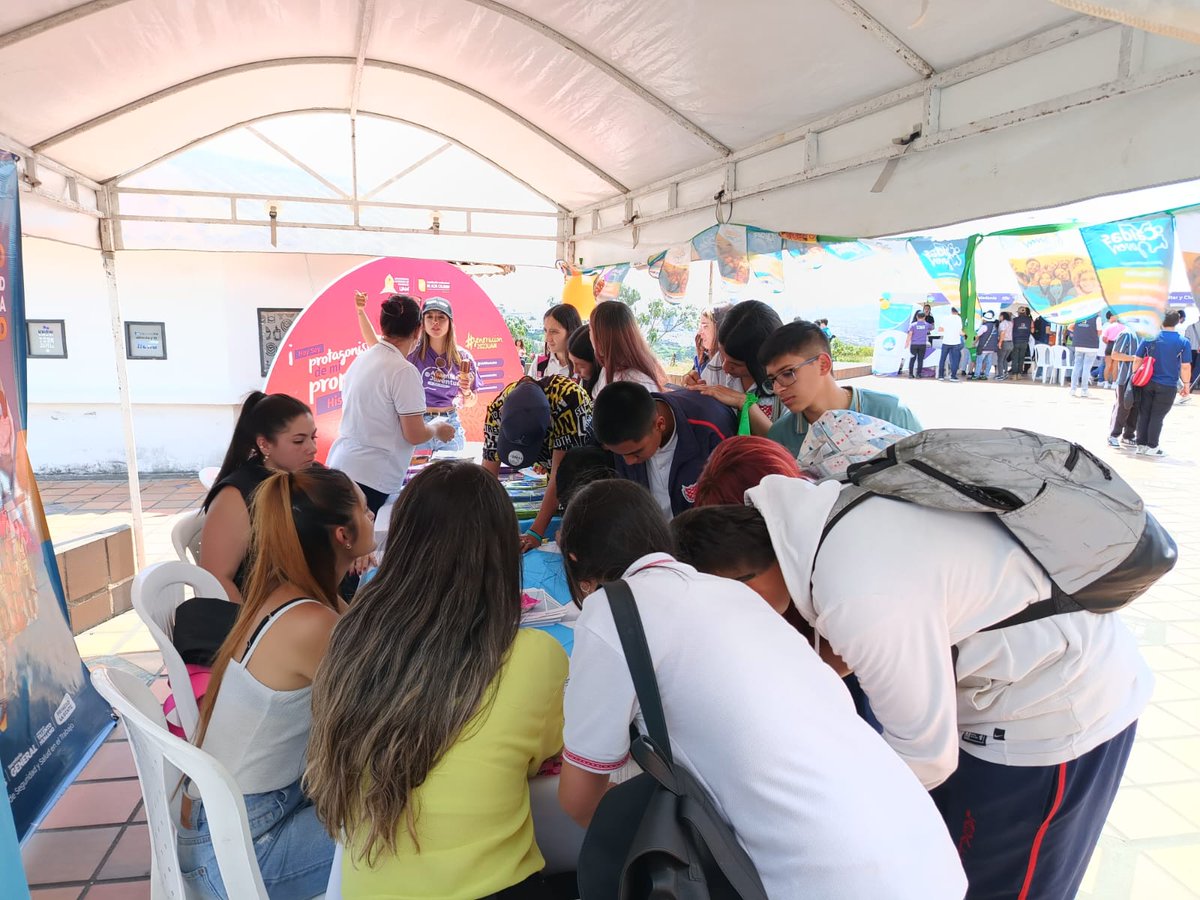 SecGralCaldas's tweet photo. Estuvimos con la Jefatura de Talento Humano en el evento Caldas Joven Fest 2.0, una jornada donde los asistentes conocieron los programas que tenemos para los jóvenes entre 18 y 28 años como prácticas laborales, contratación y seguridad y salud en el trabajo #PrimeroNuestraGente https://t.co/Ba8o8wl5es