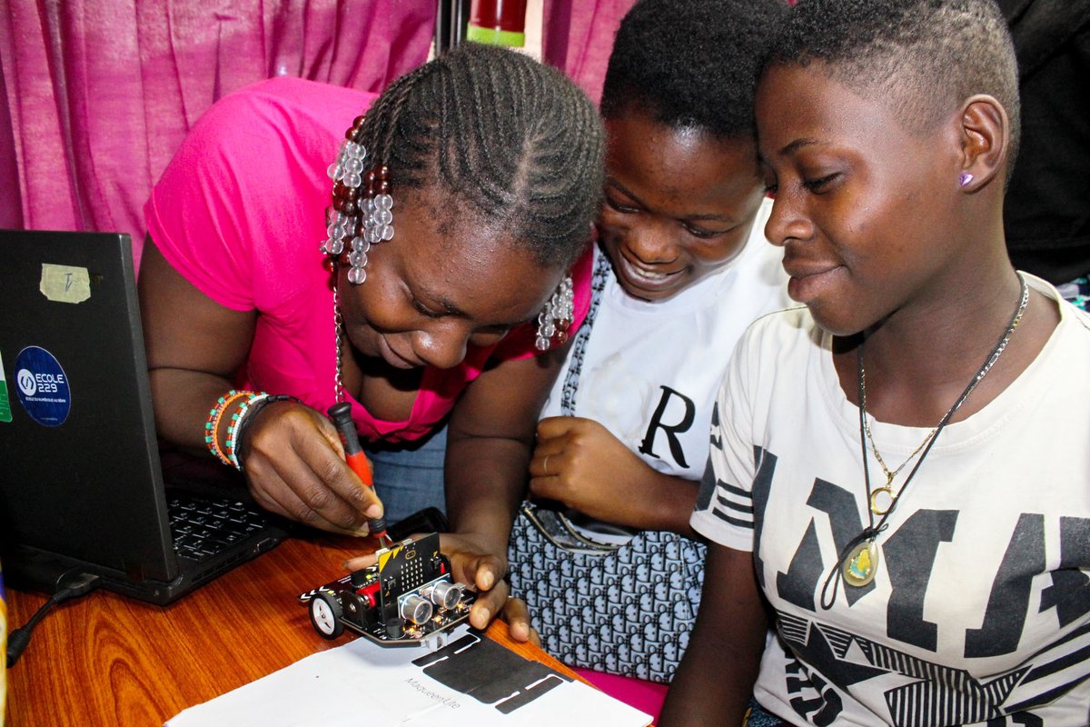 Tech4Youth1's tweet photo. 🚀Plongez dans un monde où la passion rencontre la programmation avec le micro:bit !
Demain,nous dévoilerons nos chefs-d'œuvre🎨au Centre des Jeunes et Loisirs à #Allada et à l'ONG @BougeOuidah à #Ouidah.
L'excitation est à son comble chez nos #Fatis🥳 #InnovationTech #Tech4Girls https://t.co/f8e0YmIUTJ