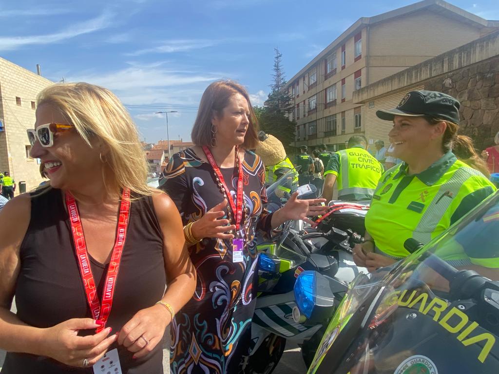 irenecortesc5's tweet photo. 🚴🚴🚴 Gracias a los #CCFFSE que acompañan a @lavuelta y velan para que todas sus etapas se desarrollen en condiciones óptimas de seguridad. Hoy en #Olvega he tenido ocasión de agradecérselo personalmente. #YolandadeGregorio @guardiacivil @jcyl https://t.co/wD3t6WkJY8