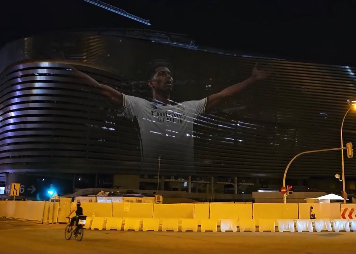 A comemoração do Bellingham no lado de fora do novo Bernabéu.

QUE ESTÁDIO! 🤯
