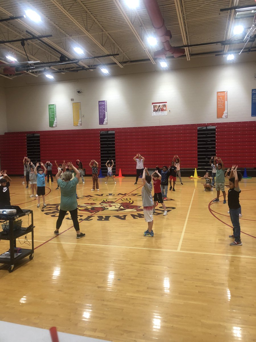 Coach Barnett teaching throwing and catching to our fabulous 5th graders…Always learning and always fun in her class!! #creeklife <a href="/SCECardinals/">SCECardinals</a>