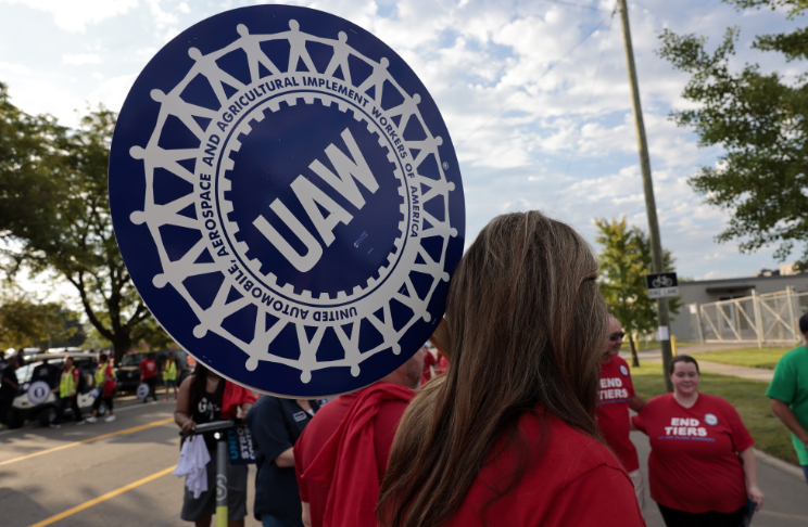 GM put forward its offer to the UAW today -- a 16% pay raise and $11,000 in inflation protection payments. @ShawnFainUAW 's response: 'an insulting proposal.' @DavidWelch47 has the details bloomberg.com/news/articles/…