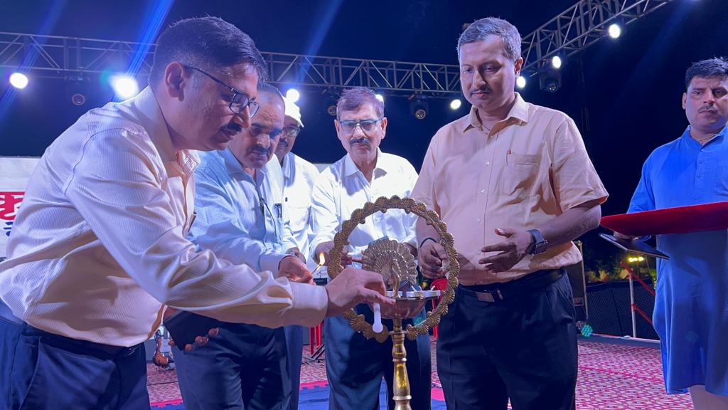 kanpurnagarpol's tweet photo. #श्रीकृष्णजन्माष्टमी के अवसर पर पुलिस लाइन में पुलिस आयुक्त डॉ.आर.के.स्वर्णकार ने दीप प्रज्वलित कर आयोजित सांस्कृतिक कार्यक्रमों का शुभारम्भ किया, जन्माष्टमी महोत्सव हर्षोल्लास के साथ मनाया जा रहा है, कार्यक्रम में @adgzonekanpur व अन्य पुलिस अधिकारी व कर्मचारीगण सपरिवार मौजूद है https://t.co/YoaEav7s9n