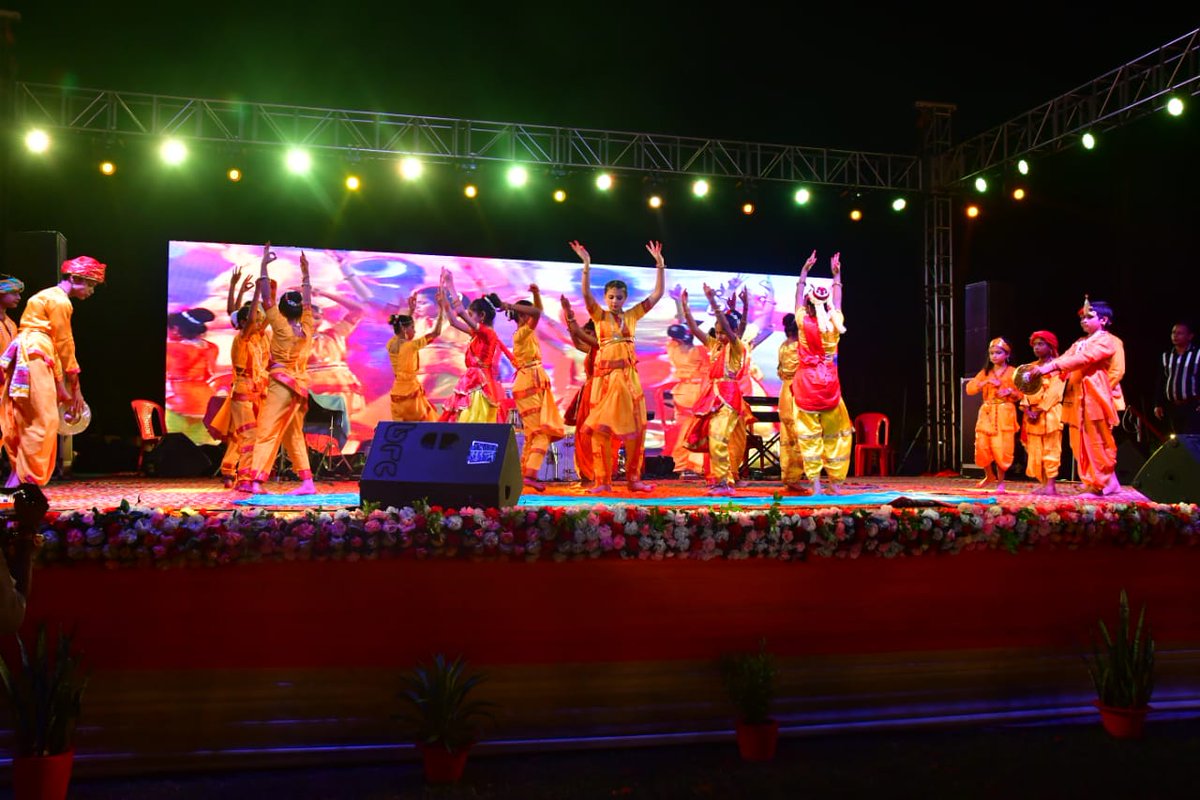 kanpurnagarpol's tweet photo. #श्रीकृष्णजन्माष्टमी के अवसर पर पुलिस लाइन में पुलिस आयुक्त डॉ.आर.के.स्वर्णकार ने दीप प्रज्वलित कर आयोजित सांस्कृतिक कार्यक्रमों का शुभारम्भ किया, जन्माष्टमी महोत्सव हर्षोल्लास के साथ मनाया जा रहा है, कार्यक्रम में @adgzonekanpur व अन्य पुलिस अधिकारी व कर्मचारीगण सपरिवार मौजूद है https://t.co/YoaEav7s9n