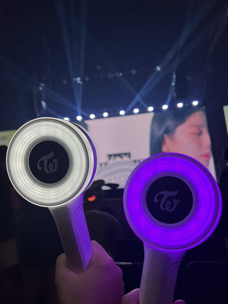 Soundcheck Done 😭 We survived 💜🤍 <a href="/chocopiedahyun/">🕖🤍</a> 

#TWICE_5TH_WORLD_TOUR_LONDON