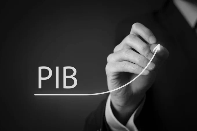 comunidadUNACR's tweet photo. ¿Cuál es la base científica para que Costa Rica invierta el 8 % del PIB en educación?
Entender de qué depende el crecimiento del producto interno bruto es fundamental para responder la pregunta a la ministra de Educación, Anna Katharina Müller.

El producto interno bruto (PIB), definido como el total del valor de los bienes y servicios producidos por una economía durante un año, no depende solamente de aspectos como los recursos naturales, la infraestructura o el capital financiero. 
De hecho, ninguna de las anteriores dimensiones supera en importancia al factor número uno de todos para explicar el desarrollo económico de una nación: las capacidades de las personas que la habitan.
El crecimiento económico a largo plazo del producto interno bruto (PIB) de un país está fuertemente determinado por las habilidades de su población. Se estima que, aproximadamente, un 75 % de la variación en el crecimiento del PIB per cápita de una sociedad puede explicarse por los resultados de las evaluaciones internacionales en habilidades cognitivas, matemáticas y científicas de sus estudiantes.
El valor agregado de los bienes y servicios que se producen depende ampliamente del conocimiento. Los países que obtienen mayores ganancias no son los que producen materias primas, sino los que las transforman y les agregan valor con sus conocimientos. El conocimiento es costoso e implica grandes inversiones de tiempo y recursos, y es particularmente crítico para las economías en desarrollo, como en el caso de Costa Rica.
Estas diferencias entre países también son notorias entre individuos. Cuando se invierte en programas de educación preescolar de calidad y se compara entre niños que los recibieron con respecto a sus pares que no, y se analiza cuando ambos grupos son ya adultos, se estima que la diferencia de ingresos entre el primer grupo y el segundo es de un 25 % a favor del primero.
Aunque Costa Rica invierte porcentualmente más que sus vecinos en educación, el monto por estudiante es mucho menor que el promedio de la Organización para la Cooperación y el Desarrollo Económicos (OCDE), debido a que el PIB per cápita costarricense es significativamente menor que el de la OCDE, razón por la cual la cantidad de dinero por estudiante ofrece un mejor comparativo que la proporción del PIB.
Por ejemplo, mientras Costa Rica invirtió en el 2019 $5.399 por estudiante en primaria y secundaria, en Chile el monto ascendió a $6.639, y el promedio de la OCDE era $10.316, es decir, casi duplica el gasto por estudiante en Costa Rica.
Cerca de una tercera parte de los menores de edad viven en situación de pobreza, lo cual compromete seriamente el cumplimiento de sus derechos y afecta su desarrollo integral a largo plazo de forma grave, tal como lo sugiere evidencia científica reciente.
De acuerdo con datos de la OCDE, la situación socioeconómica explica el 16 % de la varianza en el rendimiento en lectura, mientras el promedio de la OCDE es del 12 %. En palabras simples, el impacto de las desigualdades socioeconómicas en el rendimiento académico en lectura es cuatro puntos mayor en Costa Rica que en toda la zona OCDE.
Nacer en pobreza tiene un gran impacto en el desarrollo cognitivo posterior del niño. Sin embargo, un solo episodio de pobreza, incluso si es precedido y seguido por estados sin pobreza, también deja una huella significativa en los puntajes en las pruebas cognitivas.
Para los niños que están persistentemente en pobreza durante sus primeros años, sus puntajes en pruebas de desarrollo cognitivo a los 7 años son significativamente más bajos que los que nunca experimentaron la pobreza. Esto es crucial, porque el desempeño global de un sistema educativo está fuertemente influido por sus niveles de equidad e inclusión, algo que requiere una robusta inversión en programas de asistencia, protección y apoyo socioeconómico y psicosocial, en conjunto con programas académicos de óptima calidad.
En pocas palabras, la inversión en educación se paga a sí misma y los recortes en educación se terminarán pagando demasiado caro, especialmente por los niños más pobres.
pablo.chaverri.chaves@una.cr
Pablo Chaverri Chaves es académico del Instituto de Estudios Interdisciplinarios de la Niñez y la Adolescencia (Ineina) y el Centro de Investigación y Docencia en Educación (CIDE) de la Universidad Nacional.
https://t.co/WSTYZktR7g