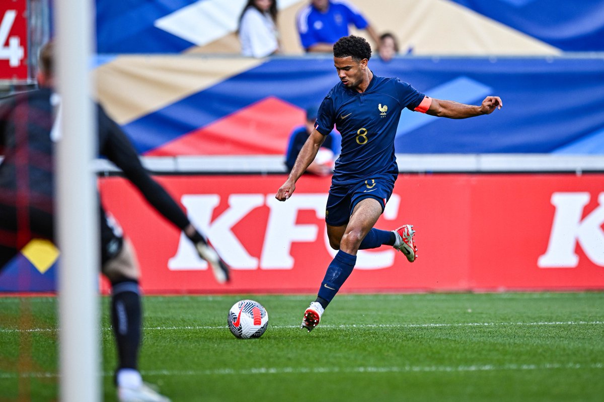 ActuFoot_'s tweet photo. 𝗖𝗔𝗣𝗜𝗧𝗔𝗜𝗡𝗘. ☄️🇫🇷 https://t.co/EYsd26Sdsi