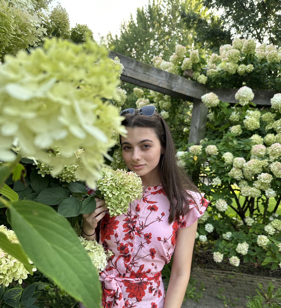 ItsLauraBretan's tweet image. In the garden, getting new Ideas 💕🎶💡
Who’s excited for Friday?? #music #favoriteplace #inspired 🌸