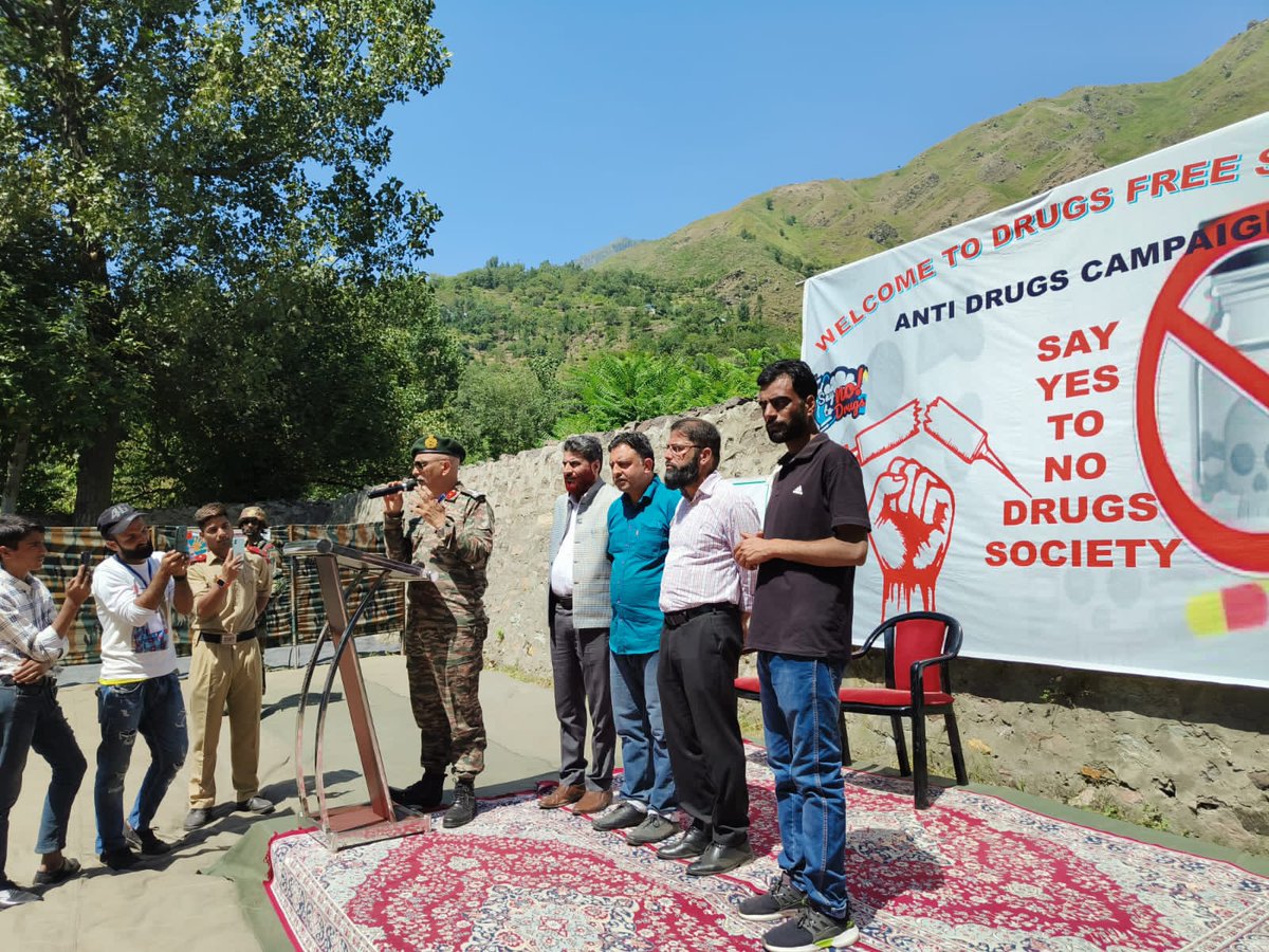 UriGlow22's tweet photo. #AntiNarcotics Campaign organised by #IndianArmy and J&amp;K Rural Devp Soc in #Uri. Religious leaders, professionals &amp; opinion makers participated in event attended by large crowd. Motto of event-achieving a Drug Free Society
@adgpi
@NorthernComd_IA
@ChinarcorpsIA 
@awazebaramulla https://t.co/KQEfutLrj3