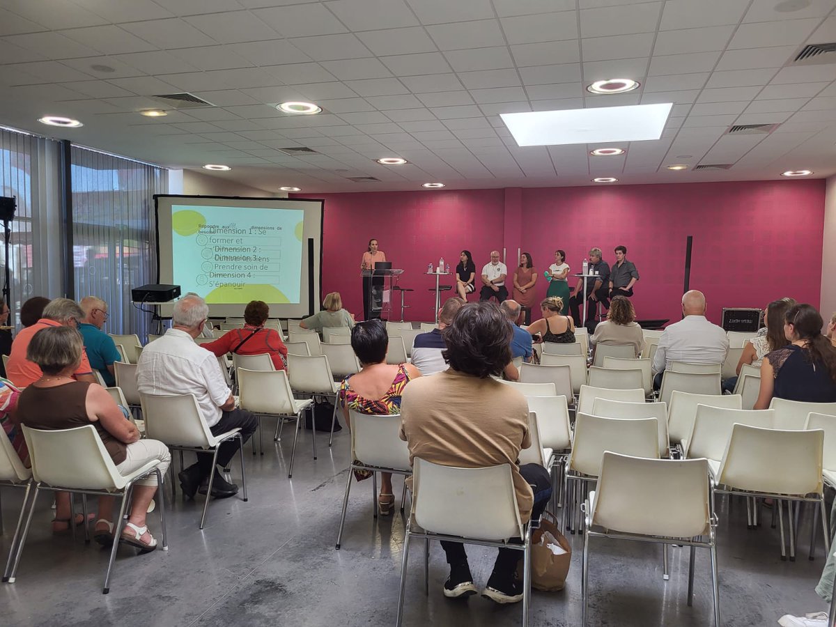 Table ronde | Clémence Zbinden, #Ergothérapeute en Médecine Physique et Réadaptation #MPR au <a href="/chudereims/">CHU de Reims</a> est intervenue sur le campus #séniors de la <a href="/foiredechalons/">Foire de Châlons</a> sur la thématique de l'adaptation de la dépendance au quotidien 👏🏻