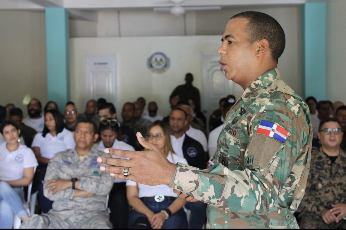 GuzmanRolando's tweet photo. [Maestría en Defensa y Seguridad]

Es un gran honor para mi poder recibir y hacer la presentación de rigor de este Comando Conjunto Norte de las Fuerzas Armadas, a la Maestría En Defensa y Seguridad Nacional de la Escuela de Graduados de Altos Estudios Estratégicos (EGAEE). https://t.co/QAbzQmSX0q