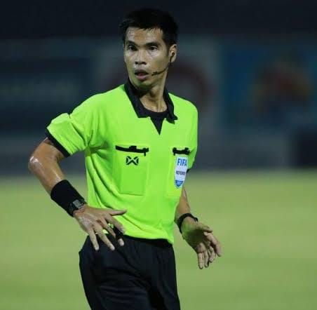 MbcOfficial's tweet photo. Not only in India, @Changsuek_TH 🇹🇭 also need VAR when they are inviting teams for a competition. How on earth the second penalty given to @IRAQFA 🇮🇶against India 🇮🇳 is valid @FIFAcom ? 👀❌
#IRQIND  #49thKingsCup2023  #IndianFootball  #Changsuek #Thailand #penalty #BlueTigers #BackTheBlue