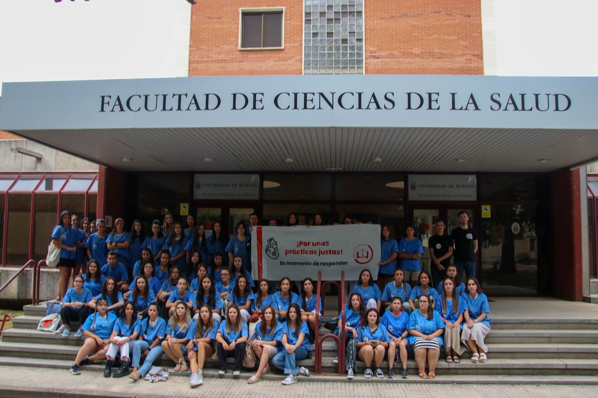 FdE_burgos's tweet photo. Ayer la práctica totalidad de las estudiantes de enfermería se concentró para reivindicar su derecho a unas prácticas justas.
Hoy es este grado, pero mañana puedes ser tú. Lucha por lo que es tuyo, es momento de responder. https://t.co/L8vNjh6xns