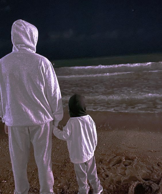 liniduntung's tweet photo. ☁༶⋆~ #FirstKhao ~ the feeling of love
#FirstKhaotung

khaotung, un profesor de primaria, first un padre, donde su hijo esta cansado de ver a su padre soltero y amargado decide tomar el celular de first para mandarle un mensaje atrevido a su profesor para juntarlos. https://t.co/VO2cApFdTR