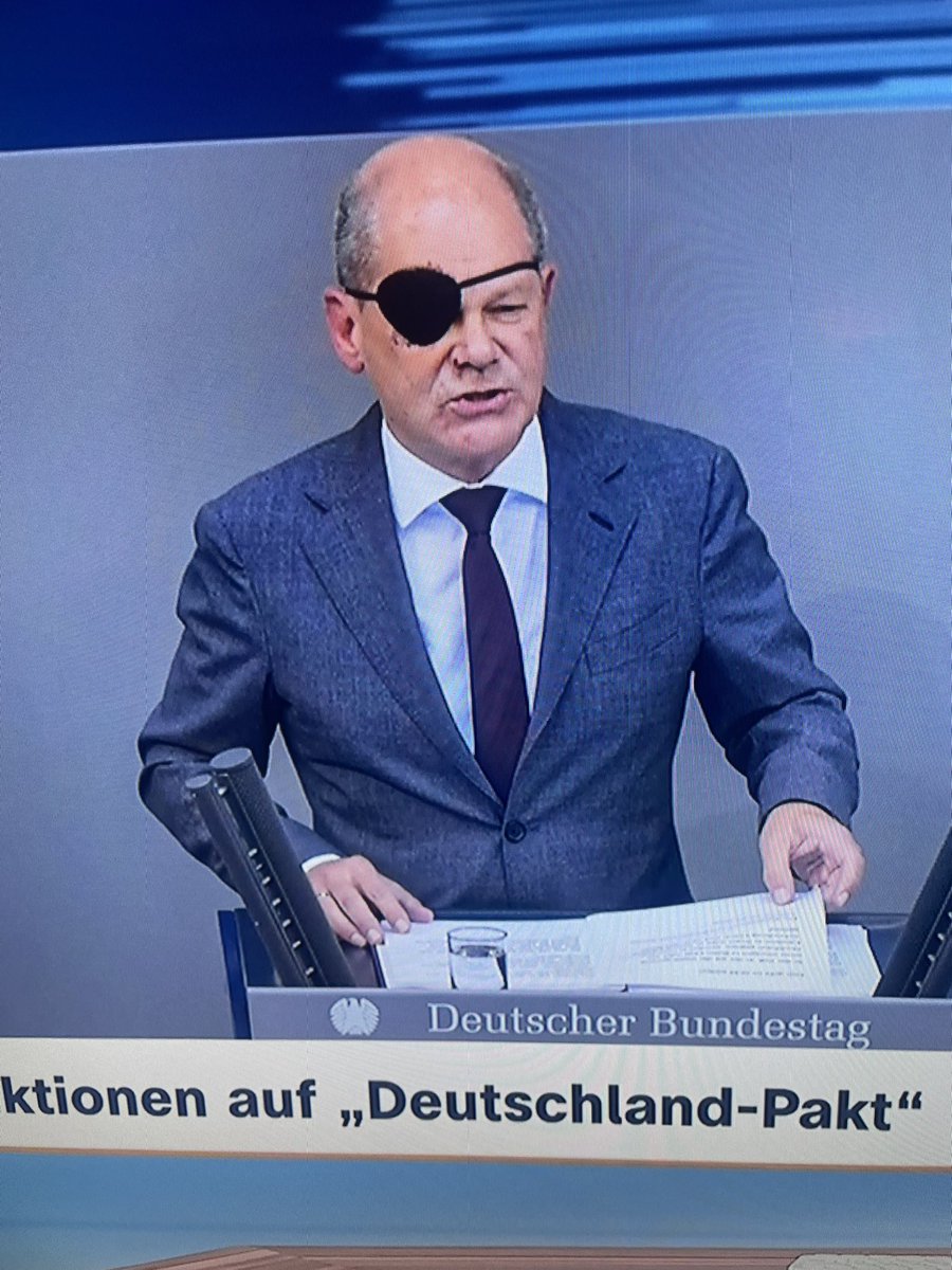 MoritzvonUslar's tweet photo. Trägt er die Augenklappe noch mal zwei Wochen, steht die @spd wieder bei 30 Prozent.
#fullstyle #JohnFord https://t.co/Mq3fnXD5fm