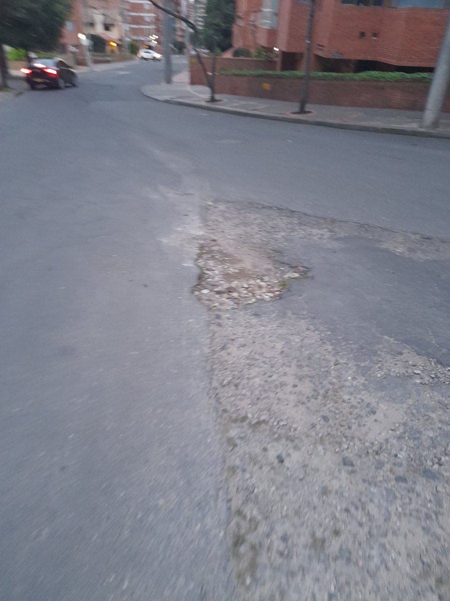 SantiagoPinRo's tweet photo. La Calle 72a entre 5a y 2a tiene 10 huecos desde hace más de 3 años. No hay derecho que tengamos que convivir con el estado de estas calles sin que la alcaldia haga nada al respecto. @Bogota @ClaudiaLopez @miBLOGota @mayasar56 @CCalderonRA @SANTAMARIABARVO https://t.co/T2U1odj1l7