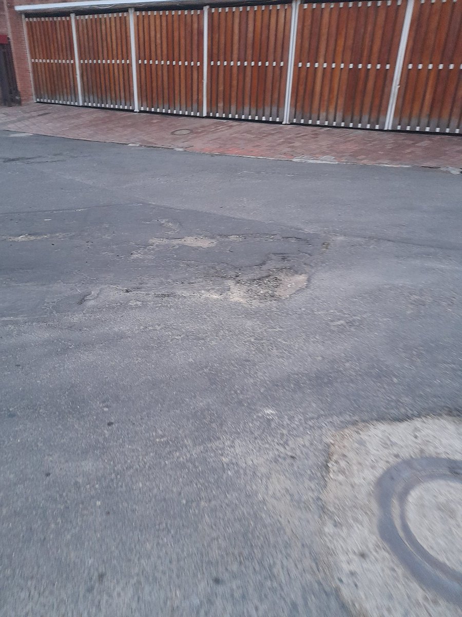 SantiagoPinRo's tweet photo. La Calle 72a entre 5a y 2a tiene 10 huecos desde hace más de 3 años. No hay derecho que tengamos que convivir con el estado de estas calles sin que la alcaldia haga nada al respecto. @Bogota @ClaudiaLopez @miBLOGota @mayasar56 @CCalderonRA @SANTAMARIABARVO https://t.co/T2U1odj1l7