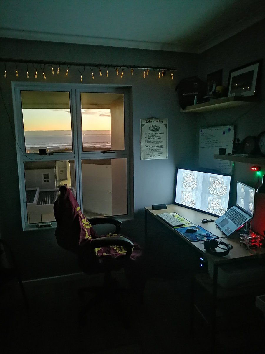StephenHolt66's tweet photo. Sunset from the study this evening here in the southern hemisphere 🇿🇦 #CapeTown https://t.co/ieng57OUsC