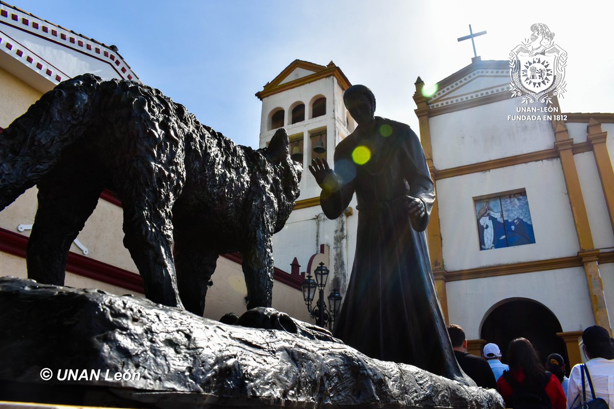 UNAN León realizó recorrido por el Circuito Creativo Dariano, donde pudieron deleitarse de declamación de poesías, y narración de la vida y obra de Rubén Darío, de cara a la declaración por parte de la UNESCO de la Casa Museo Archivo Rubén Darío como Memorias del Mundo.