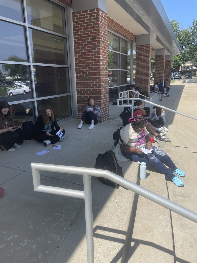 senormarkmac's tweet image. Engagement and education is in the air in @Mehlville_HS Español . Feels great ! #wearemehlville