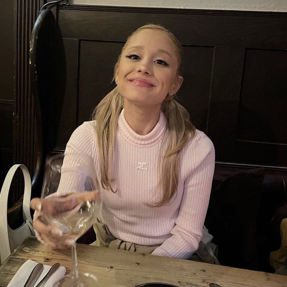 ariloveplace's tweet photo. your camera roll if ariana grande was your girlfriend; a thread (part 2) 💌 https://t.co/0kBn68jd2d