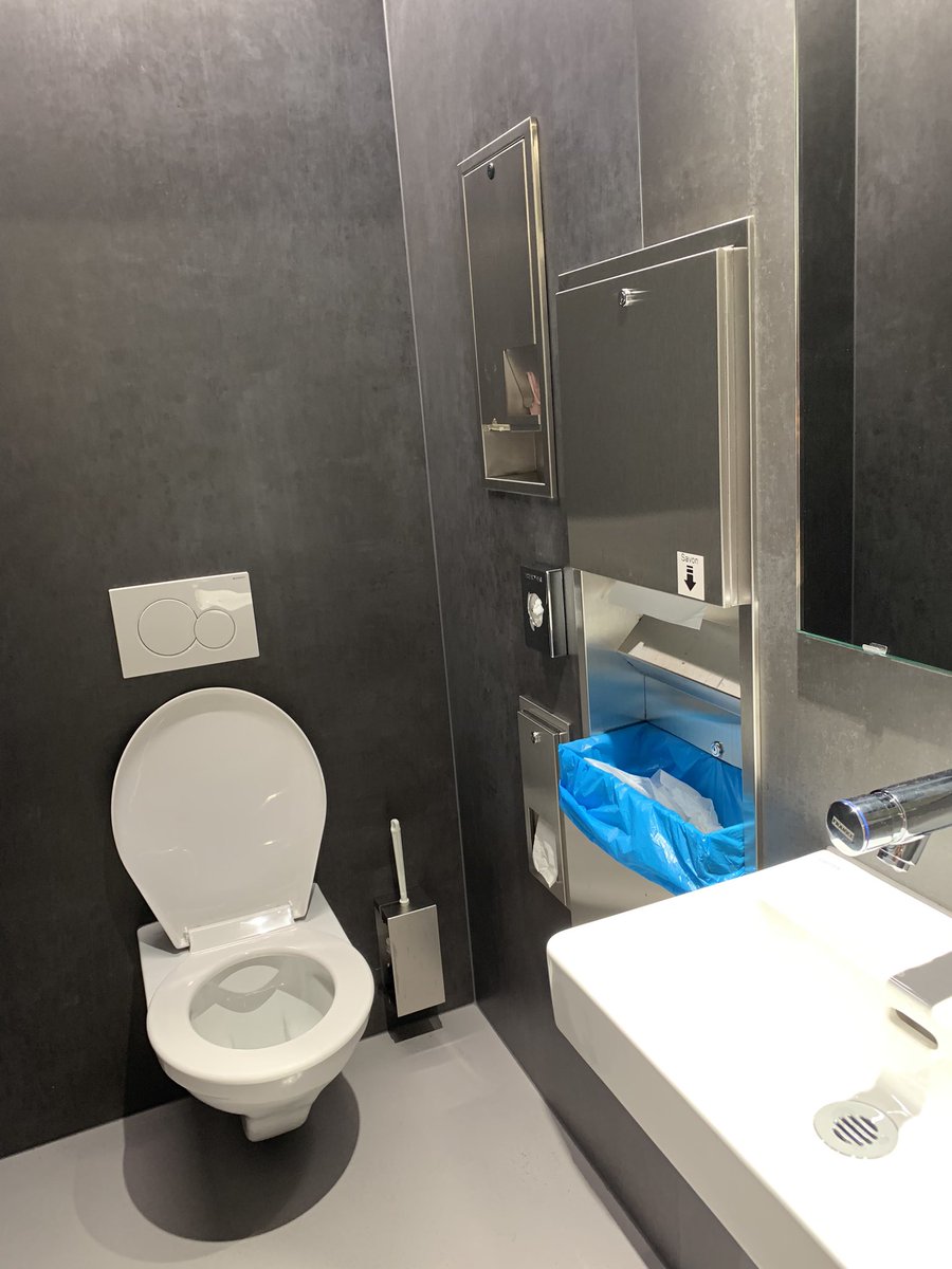 Toilettes non genrées à l’université de Lausanne. Des box individuels. Certains avec distributeur de tampon et serviette. Certains mais peu avec urinoir. Tous avec lavabo. On est centré sur l’usage et pas sur qui utilise. C’est génial