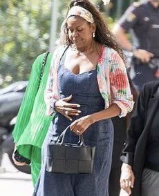 🚨 Michelle Obama, Seen Today, Carrying A New Handbag Worth More Than The Average American’s Paycheck!

⚠️ This is The Same Person Who Constantly Lectures Us About “Oppression” and “Inequality” ⚠️

DO YOU BELIEVE THE OBAMA ARE TOTAL FRAUDS?