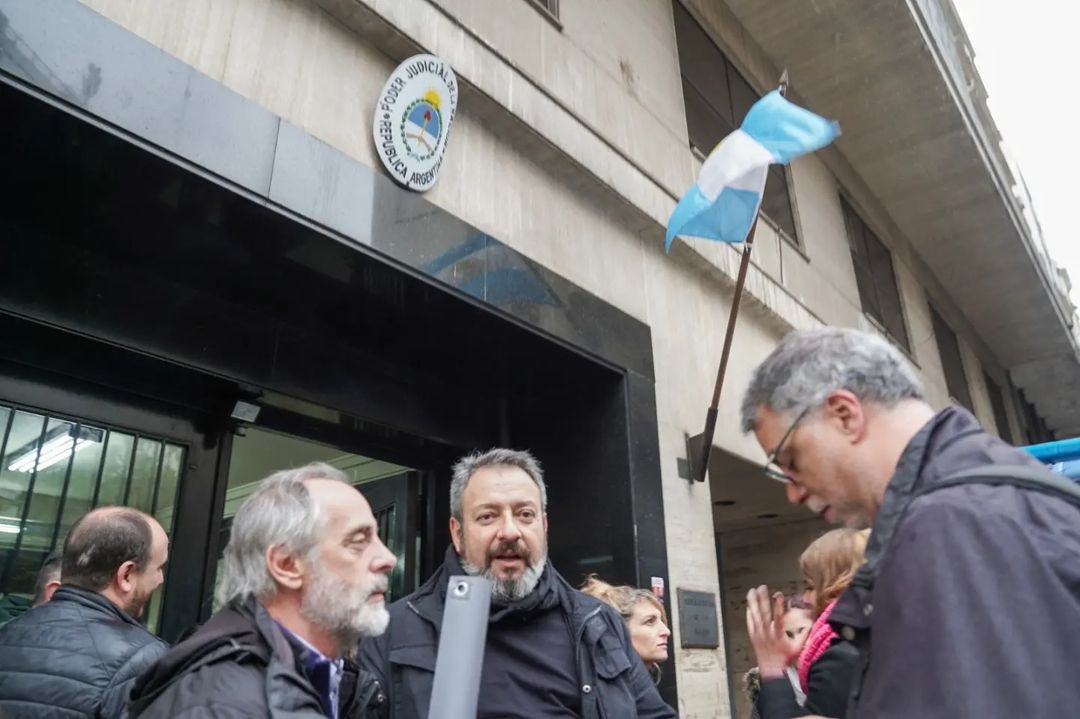 AntolinMagallan's tweet photo. Hoy estuvimos en el inicio del juicio oral contra Alejandro Sidero por el ataque ocurrido en 2016 durante un evento de @NuevoEncuentro_ en el barrio de Villa Crespo. 

Ese 5 de marzo se dispararon tres balas desde un edificio, que hirieron a dos cras. 

(Sigue hilo 👇) https://t.co/2mD6K6ywJR