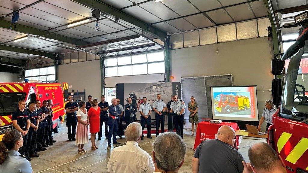 sdis86's tweet photo. C'est au tour du centre de secours principal de #Châtellerault de recevoir 1 #FPTSR et 1 #VSSUAP, participant à la #modernisation des équipements.
Cette remise des clés a eu lieu en présence des autorités et élu(e)s locaux, ainsi que la société #GIMAEX. https://t.co/wttSdw8oJs