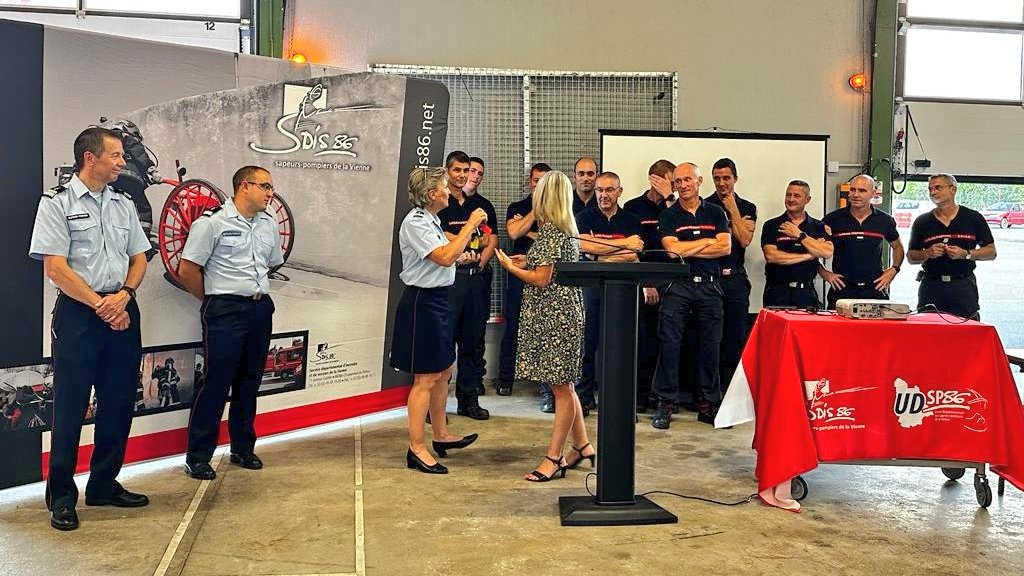 sdis86's tweet photo. C'est au tour du centre de secours principal de #Châtellerault de recevoir 1 #FPTSR et 1 #VSSUAP, participant à la #modernisation des équipements.
Cette remise des clés a eu lieu en présence des autorités et élu(e)s locaux, ainsi que la société #GIMAEX. https://t.co/wttSdw8oJs