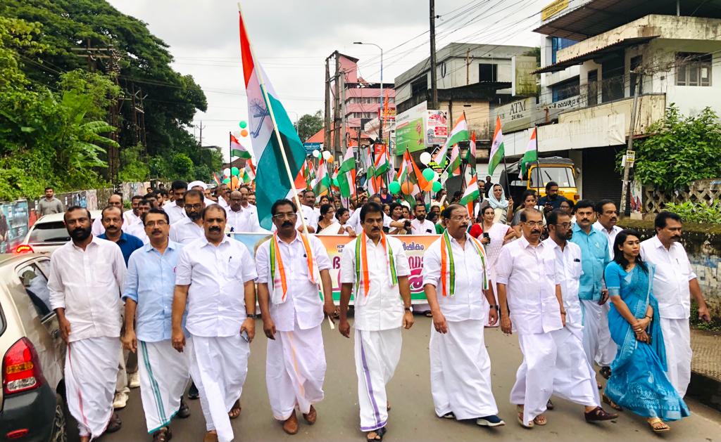 INCIndia's tweet photo. Streets in Kerala were seen decorated with Tricolour as AICC General Secretary (Org.) Shri @kcvenugopalmp and KPCC President Shri @SudhakaranINC led the march to commemorate the first anniversary of Bharat Jodo Yatra.

#BharatJodoYatraContinues https://t.co/VkB19lTXOm