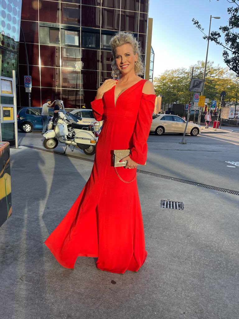 eva_habermann's tweet photo. Ready to go 💪
#radiopreis #deutscherradiopreis #hamburg #happy #style #hair #sun #actress #evahabermann #picoftheday #photooftheday #red #dress https://t.co/HBeee58zAI