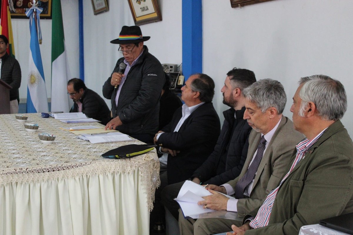 CooperacionArg's tweet photo. Cooperación 🇦🇷 🤝🏽 🇧🇴: iniciamos el proyecto #FOAR en Aguas Blancas y Bermejo sobre gestión integral de residuos sólidos urbanos
Impulsamos el tratamiento adecuado de residuos desde su producción hasta su disposición final. Así, fortalecemos el cuidado ambiental y sanitario local https://t.co/LYZPKfk4hz