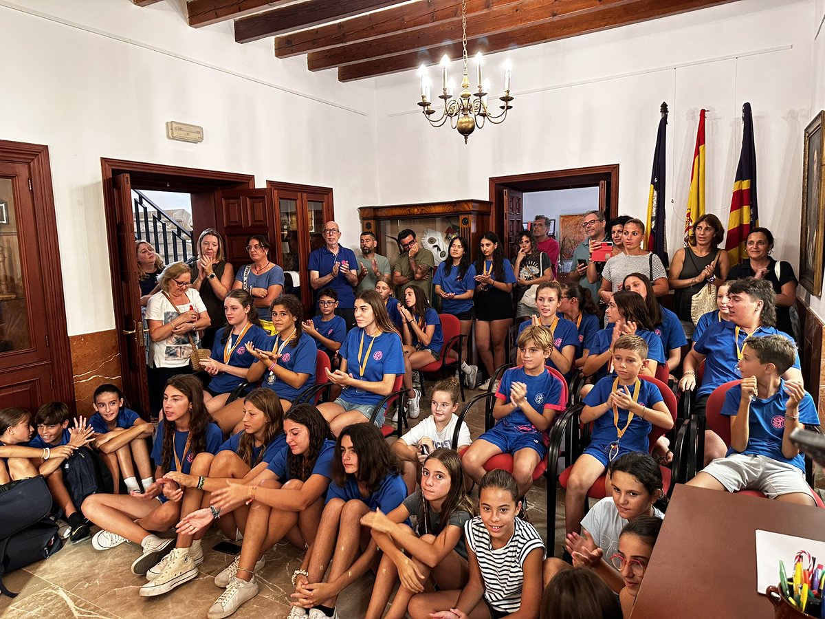 Aj_Algaida's tweet photo. 👉Avui hem rebut l'Algaida Volei Club i hem fet un reconeixement pels èxits que han tingut aquesta temporada 2022-23

👉Des de l'Ajuntament volem donar-los l'enhorabona i les gràcies per haver representat el municipi en l'àmbit autonòmic i nacional

Sou uns campions i campiones💙 https://t.co/snotPgxFom