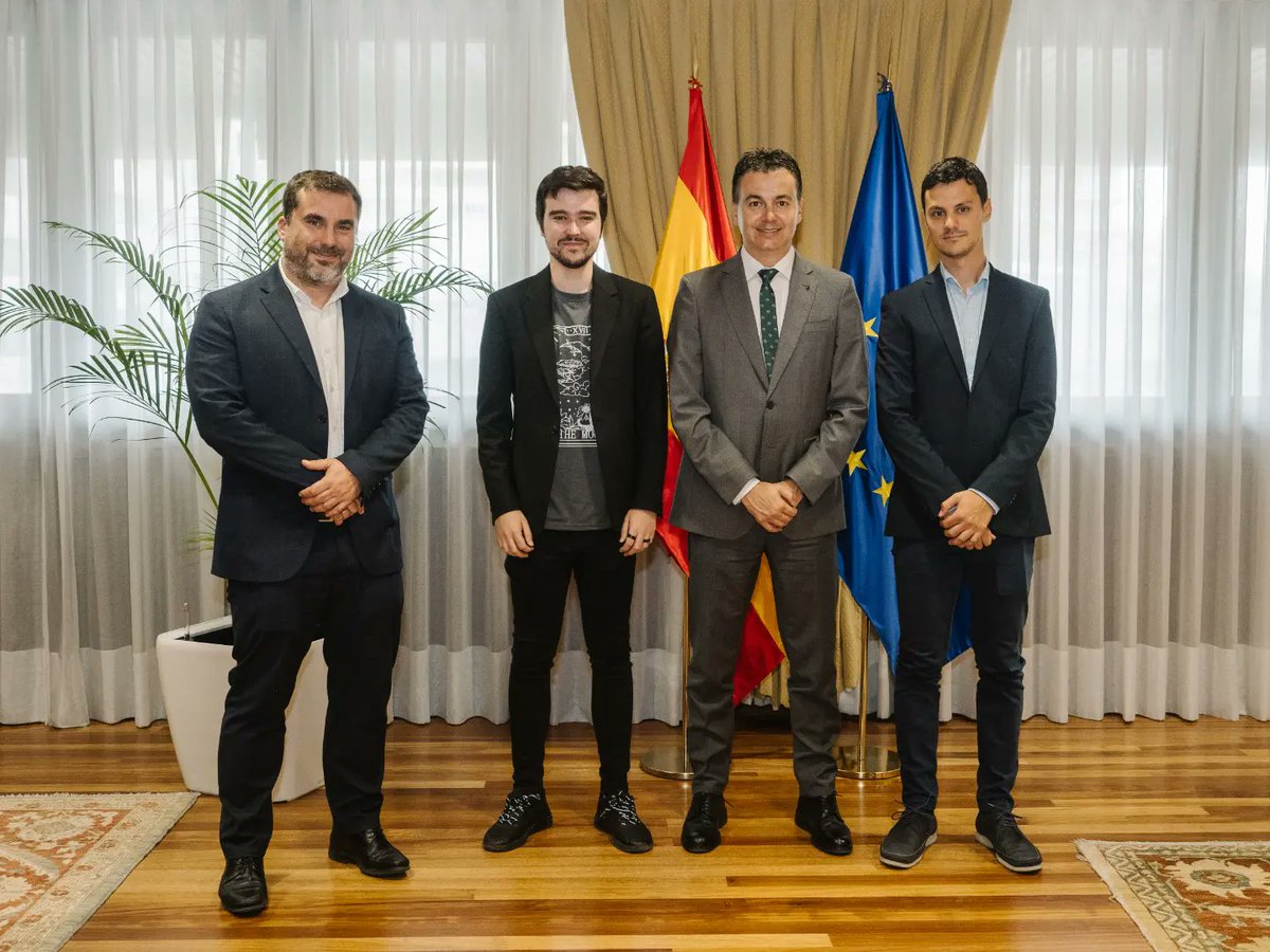 Hectorgomezh's tweet photo. Un orgullo conocer a tres mentes brillantes de la @uc3m que están forjando el futuro de la tecnología, la ingeniería y el #vehículoeléctrico.

Estamos comprometidos a respaldar el talento y los proyectos que transformarán nuestro país. https://t.co/V27OfhSSCY