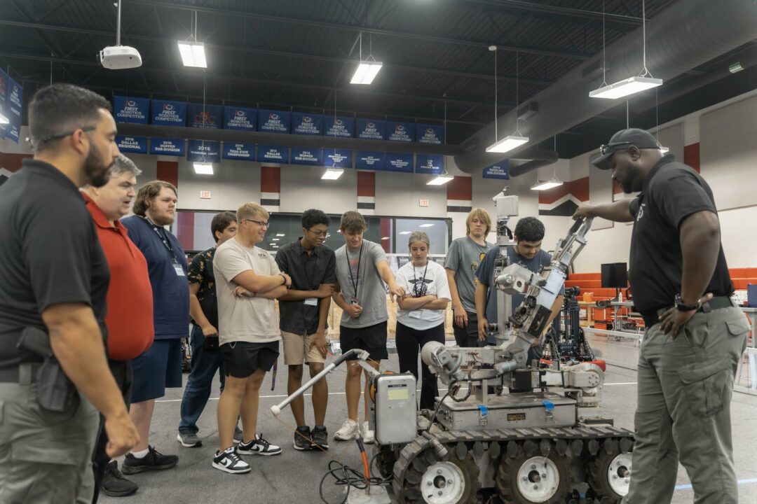 greenvilleextra's tweet photo. DFW Airport Police Donate 800lb Wolverine Robot to Greenville ISD Robotics Team https://t.co/nUB8rx6H51 https://t.co/PdkudnYzgD https://t.co/7WfaIunQbA