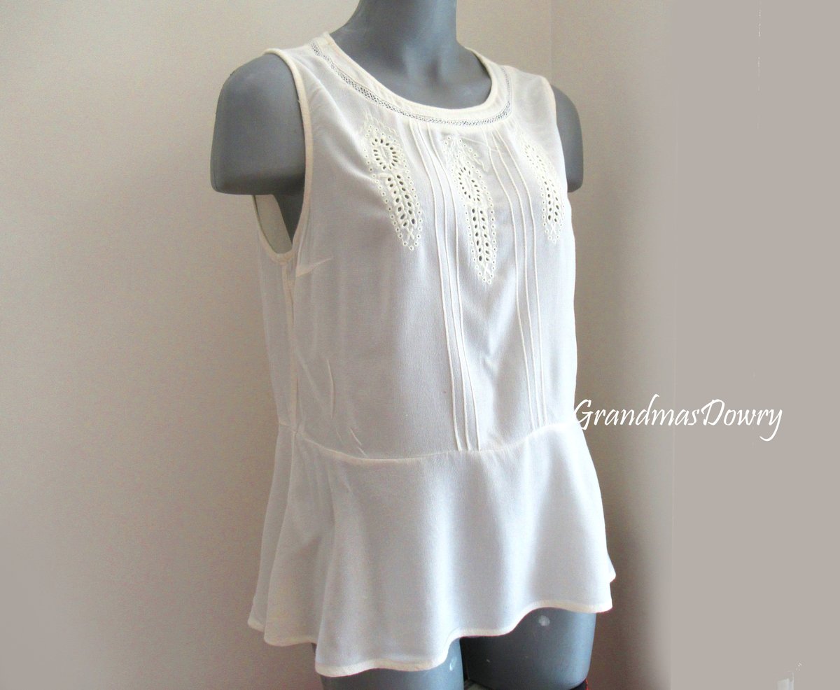 GrandmasDowry's tweet photo. Vintage Sleeveless Women White Embroidered Top, Zipped Back https://t.co/1RF6rLrs7i via @Etsy #solidtop #blouse #streetwear #sleeveless #boat #band #zipper https://t.co/leEHX9jTxU