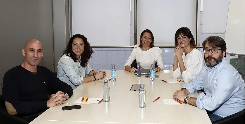 rafafdezOCR's tweet photo. PEDRO ROCHA SIGUE DEMOSTRANDO SER EL TESTAFERRO DE RUBIALES... 

LOS HECHOS NO ENGAÑAN   

Nombra nueva directora de gabinete a Elvira Andres, la responsable de compliance y de integridad de la RFEF durante todos los escándalos denunciados del presidente Luis Rubiales.. 

¿Qué tal los informes de integridad y compliance sobre apartar a Mediapro de los derechos, sobre Salobreña, viaje a Nueva York, la ayuda de vivienda, etc etc etc?  

Y muy oportuno es recordar que también presidenta del Observatorio de la Igualdad creado en 2020 con miembros ilustres 
1. La medallista olímpica Thais Henríquez que se ha prestado a ser figurante en las asambleas de Rubiales; 2. Jorge Vilda, 
3. La ex futbolista Laura del Rio que llegó a la RFEF desde AFE de la mano de Rubiales 
4. Otra medallista olímpica, Lidia Valentín 
5. El hombre conocido por sus grabaciones a traición,  Miguel García Caba, que ahí sigue... 

¿Cuántos proyectos ha hecho este Observatorio de la Igualdad? 

¿Cuánto cobran por estar ahí?

👇👇