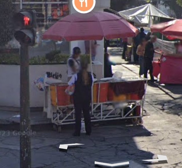 Lore18600443's tweet photo. @SandraCuevas_ el abuso de los ambulantes @DianaSanchezBar este Sr vende helados empeso con 2 botes pasó a 4 y ahora se roba la luz del puesto de @lotenal y tiene un refrigerador el cable atravesado en la banqueta + de 1 persona se ha caído. Av Oaxaca y Valladolid @DuniaLudlow https://t.co/OjMMqAvVFT