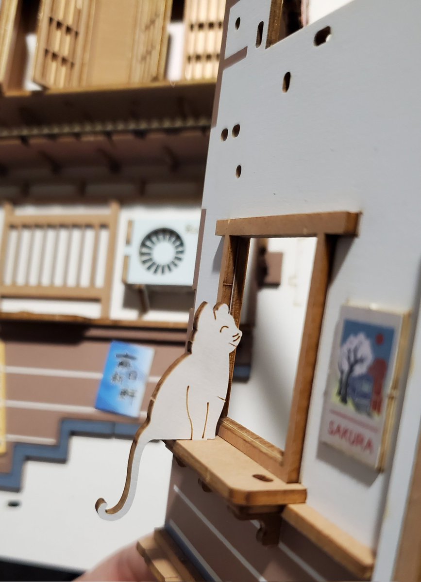 Finished making the booknook gifted to me! It was so much fun and the cat is adorable
#smallartist #booknook #artsncraft #Sakura #桜 #crafting #DIY