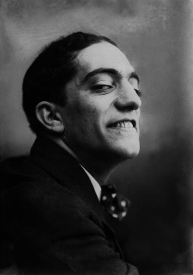 ViolinistadaLuz's tweet photo. Reza a história, que Almada Negreiros, (Benfiquista e artista português excecional) perguntou no seu leito de morte:

"Quanto ficou o Benfica?"

O seu amigo diz: "Que interessa isso agora?"

Almada responde: "A ignorância, seja no que for, não aproveita nada a ninguém". (Cont.)👇 https://t.co/c8oIU7rysb