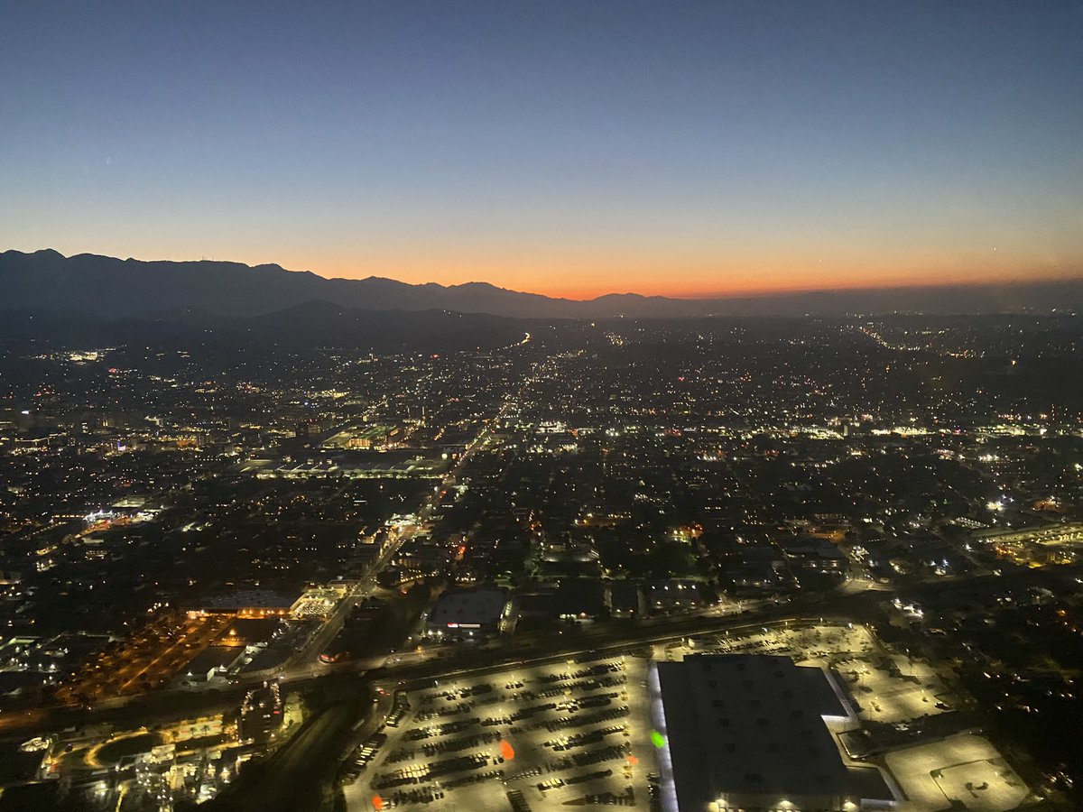 FireGuyInTheSky's tweet photo. When I first started the morning shift it was hard to wrap my brain around being up at that hour. That is until I saw that this part of the morning makes you FEEL ALIVE!!! @NBCLA @WelkAviation #TopOfTheMornin #EarlyBirdGetsTheWorm #NewsChopper4 #TrafficAndBreakingNews https://t.co/4CqkezMIuo
