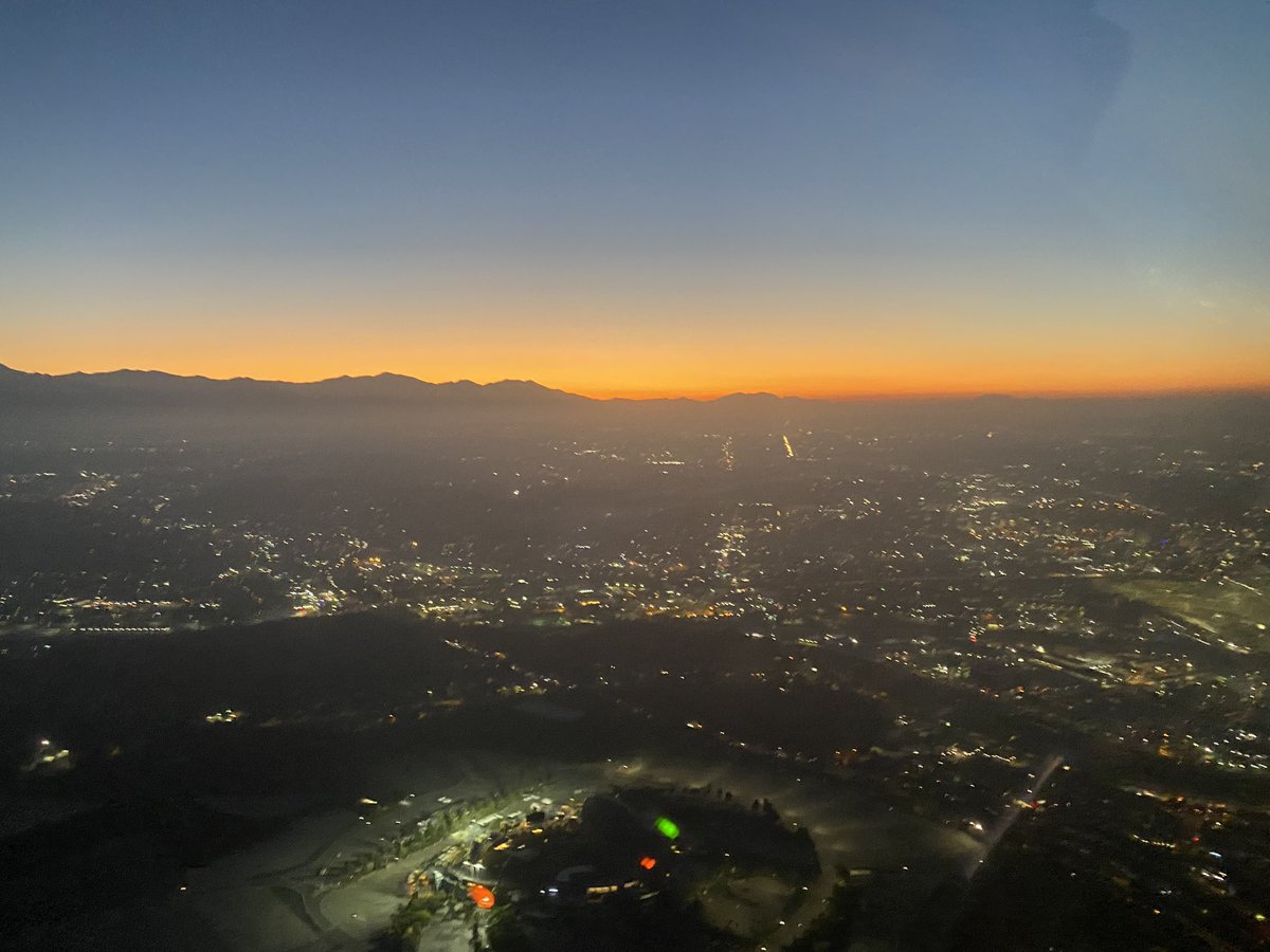 FireGuyInTheSky's tweet photo. When I first started the morning shift it was hard to wrap my brain around being up at that hour. That is until I saw that this part of the morning makes you FEEL ALIVE!!! @NBCLA @WelkAviation #TopOfTheMornin #EarlyBirdGetsTheWorm #NewsChopper4 #TrafficAndBreakingNews https://t.co/4CqkezMIuo