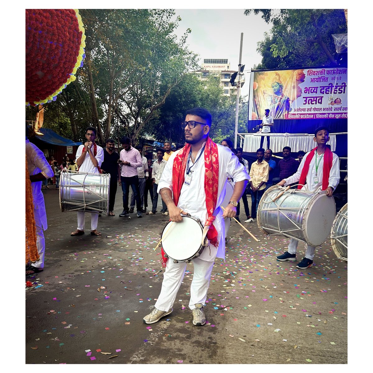 alapsolapurkar's tweet photo. Pics from recent Dahi Handi performances with @dedanadanpathak 

#artistealap #ftegroup #ftestudios #rahmusicforlife #brandmandi #artist #musician #performer #performance #music #dhol #dholtasha #dholtashapathak #dholpathak #dahihandi #krishnajanmashtami #krishna #tradition https://t.co/k7OHpcFEVQ