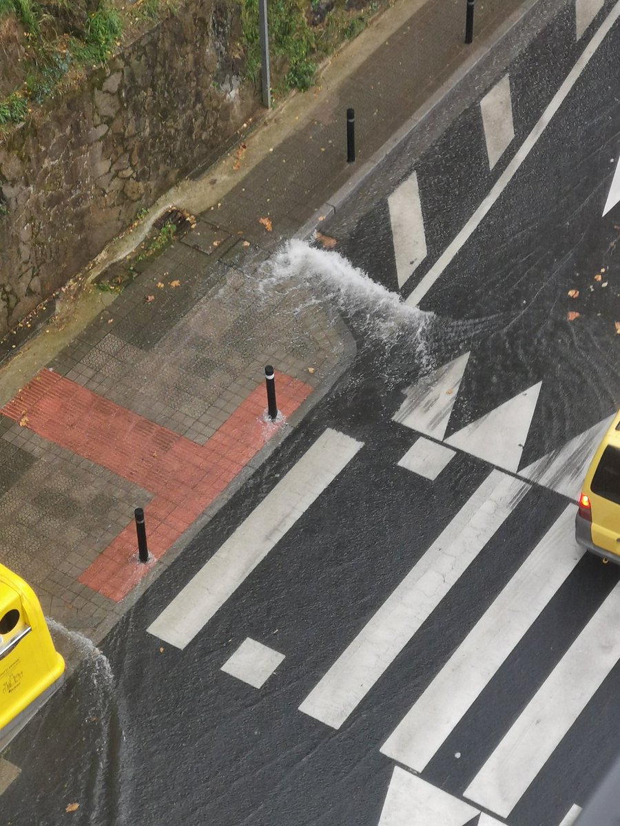 zalbi1998's tweet photo. Buena tormenta ha caido en Basauri que hizo pequeños rios. 
14.6l en 20 minutos.
@Euskalmet @Noainmeteo @tony_meteofan @meteo_bilbao @AdrianPR_meteo @Hoodeeeiiii https://t.co/gttpGiw7X2