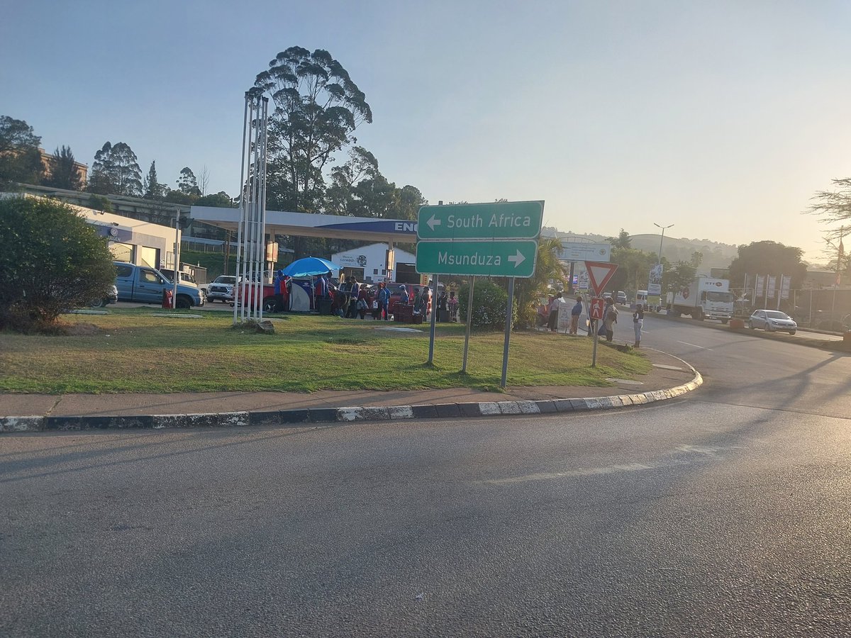 itsandi_d's tweet photo. Paraffin consumers at Engen Mbabane as paraffin prices increase by E2.50  from E15.25/l to  E17.75/l at Midnight #Eswatini #PetrolDieselPrice https://t.co/m2tjLc0Gfn